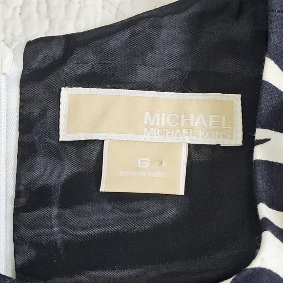 Michael Kors Black and White Swirl Button Dress - Picture 9 of 10